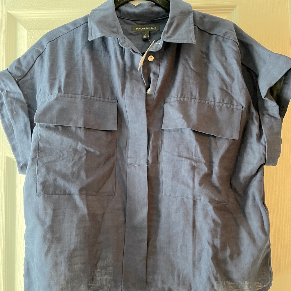 Banana Republic linen short-sleeve shirt. Size M. New with tag.